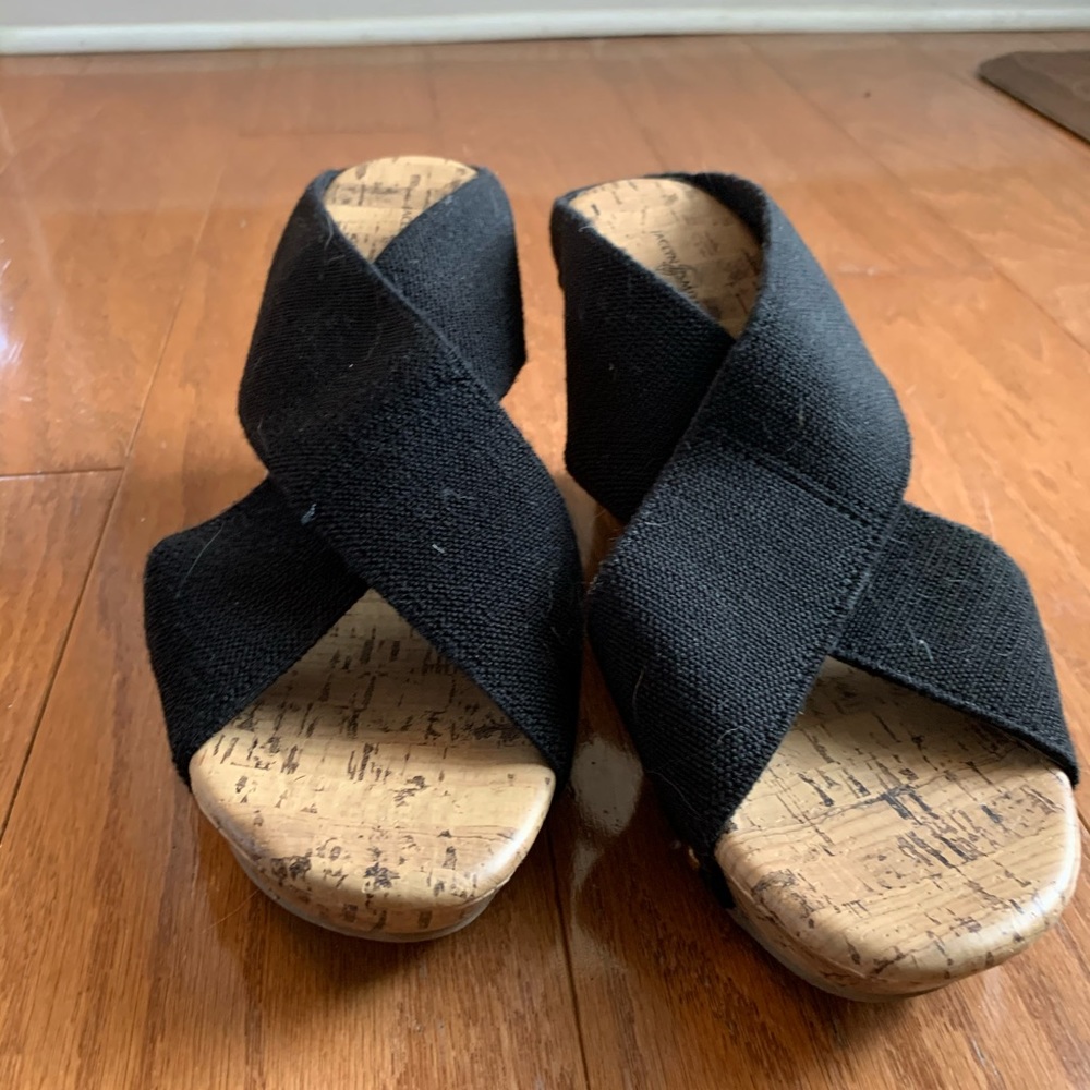 JACLYN SMITH black thick strap wedges